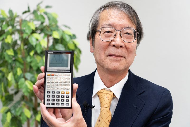 手持 fx-7000G 的吉野