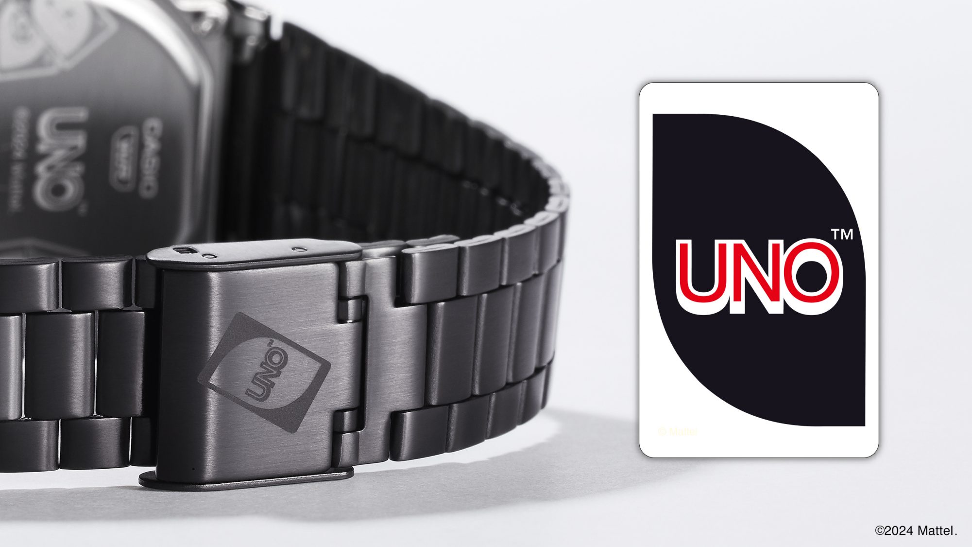 表扣刻有 UNO™ 卡牌图案