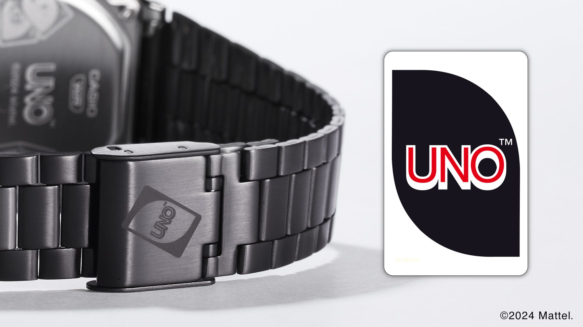 表扣刻有 UNO™ 卡牌图案
