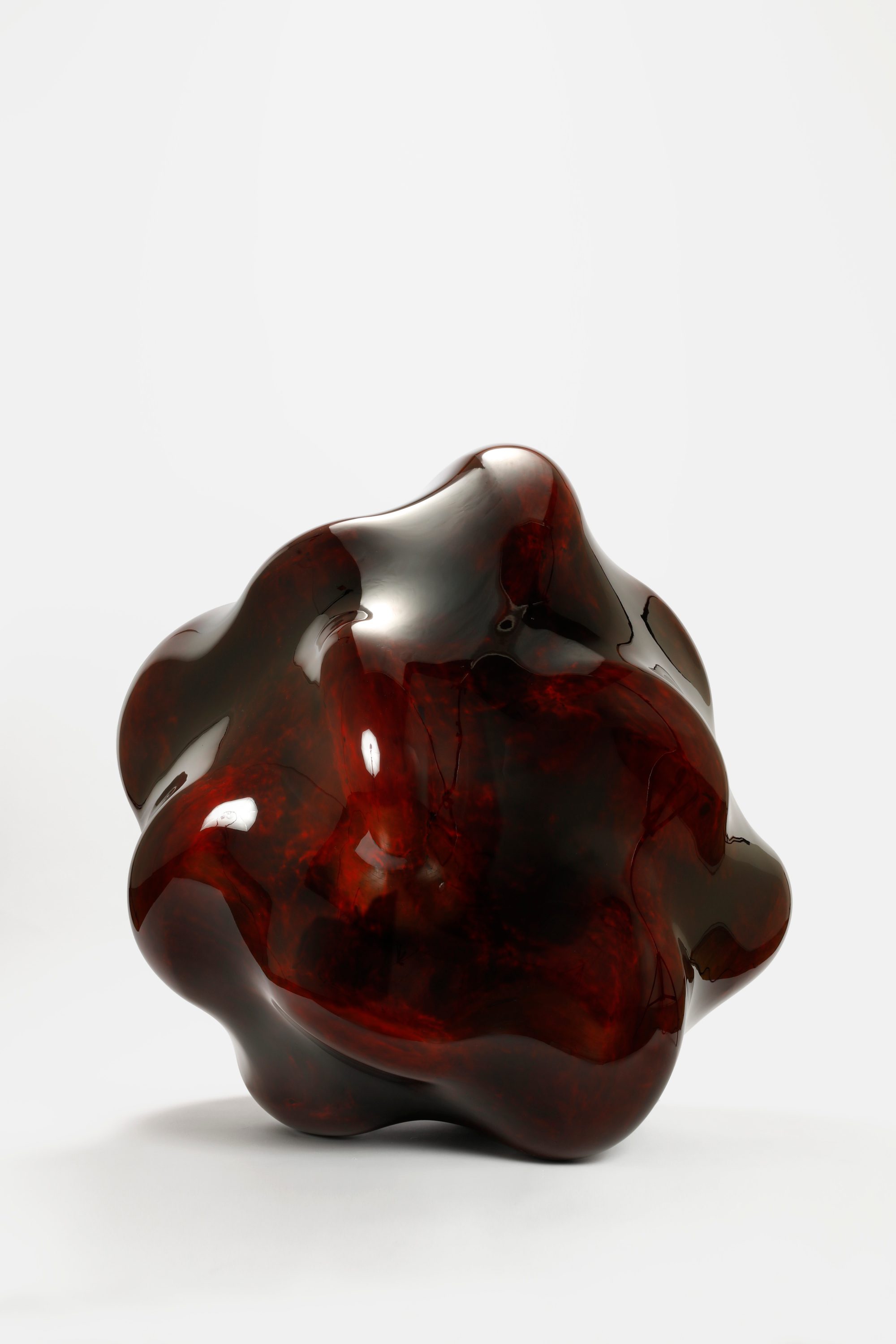  Taxis Groove-Flow Motion (2024) Urushi lacquer, hemp cloth | Dry lacquer technique (Kanshitsu technique) | 99 × 95 × 99 cm | Photo by Takeru Koroda