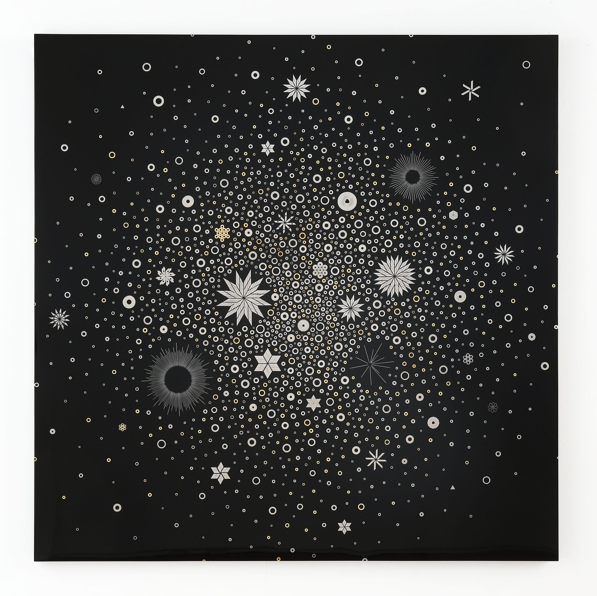 恒星之舞（2018）胶合板上的漆器、刀片、针、鱼钩和订书钉等 | 120 × 120 × 3.5 厘米 | ARTCOURT 画廊提供 | 摄影：Takeru Koroda