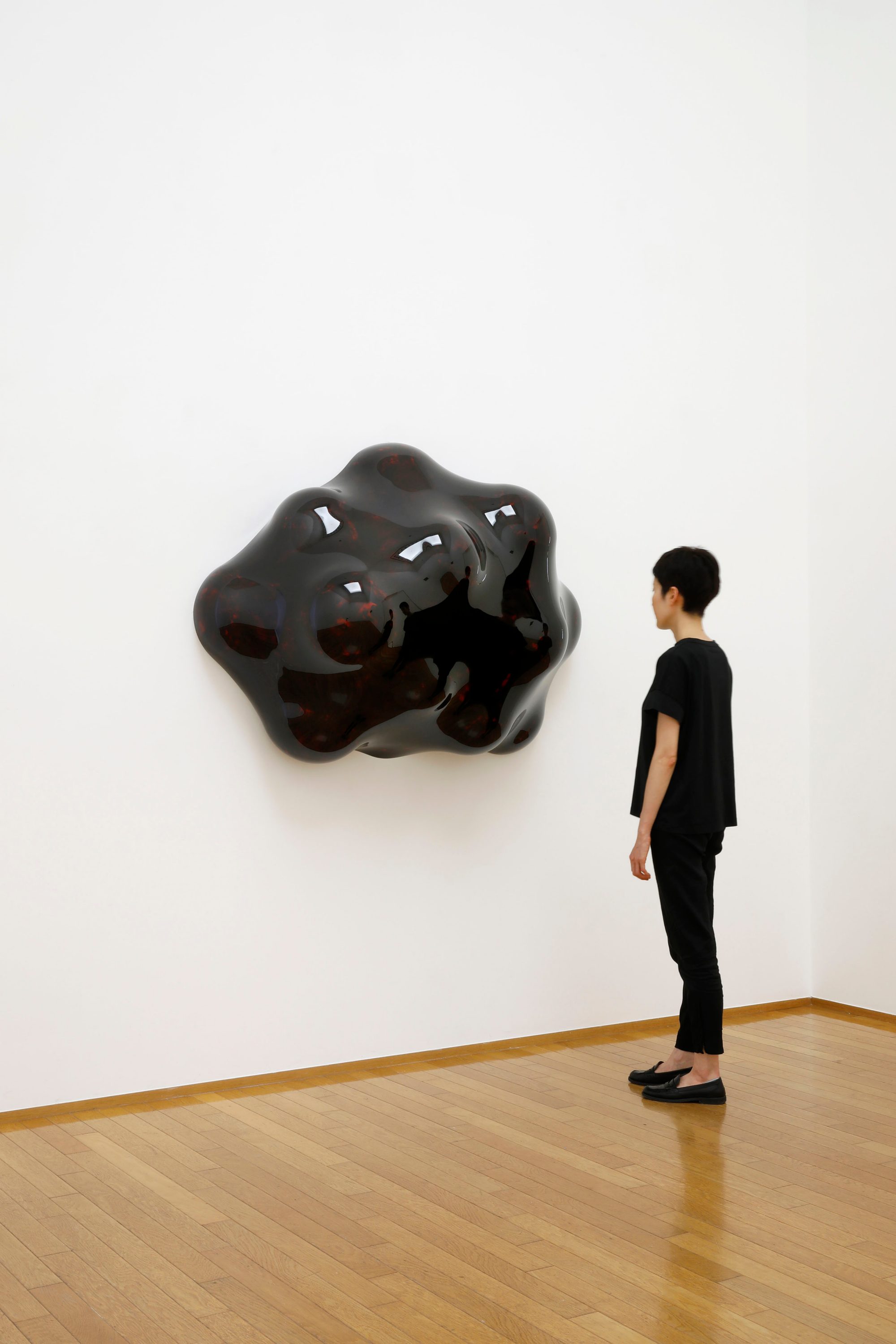 Surface Tactility (on wall) #5 (2021) Urushi lacquer, hemp cloth | Dry lacquer technique (Kanshitsu technique) | 104 × 42.5 × 50 cm | Courtesy of ARTCOURT Gallery | Photo by Takeru Koroda