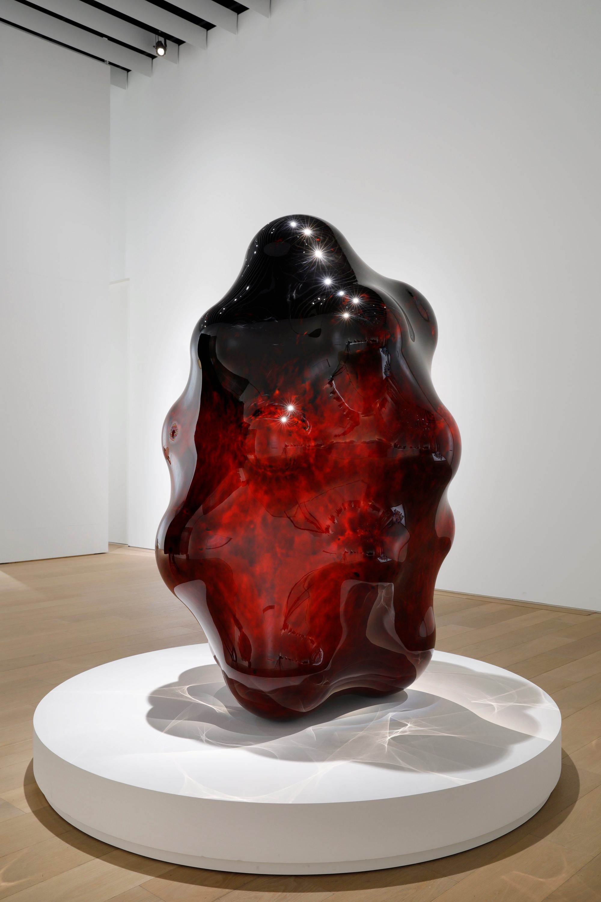 Surface Tactility #29 (2023) Urushi lacquer, hemp cloth, polystyrene foam ball, 2 way tricot | Dry lacquer technique (Kanshitsu technique) | 171 × 107 × 97 cm | Images from "Visionaries：京都市京瓷美术馆特别展 "创造另一种视角" | 摄影：Takeru Koroda
