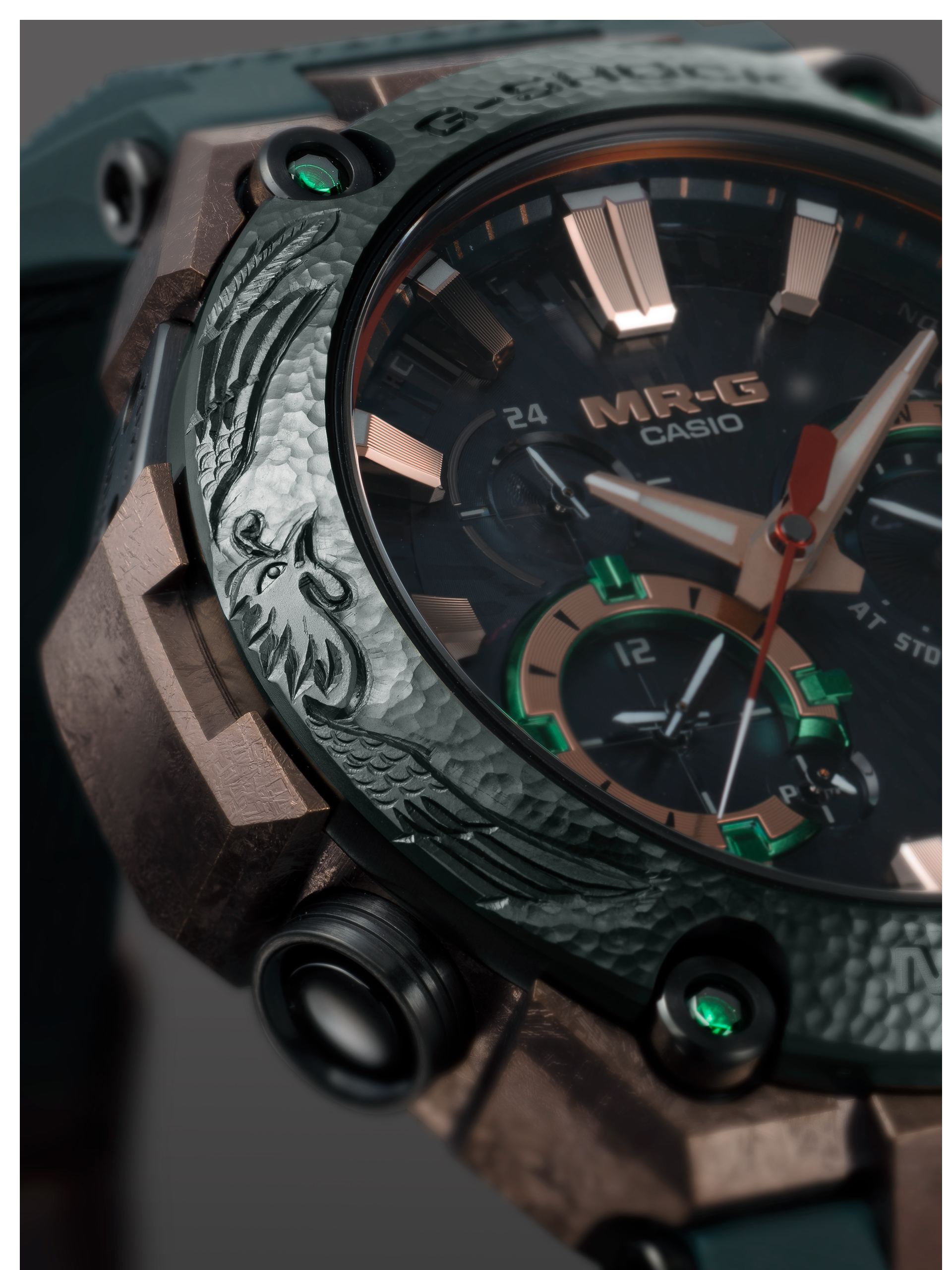刻有凤凰图案的 MRG-B2000KT 右侧照片